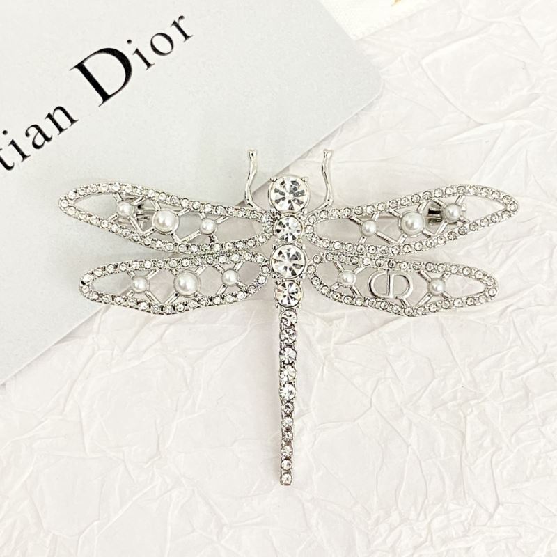 chr1st1an D10r brooches